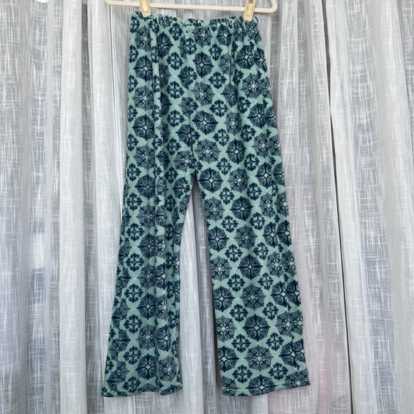 🆑 [4/$20] Fuzzy Soft Snowflake Blue PJ pants - Picture 1 of 5